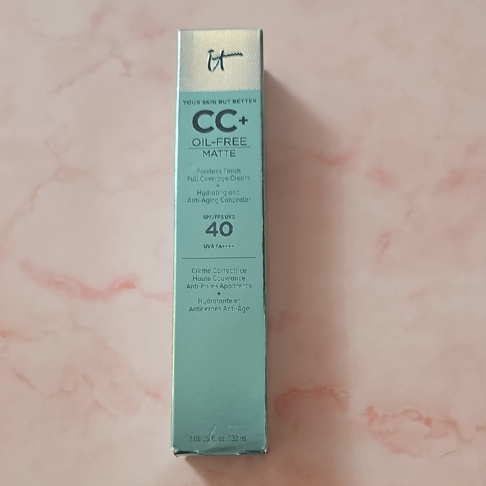 IT Cosmetics CC+ Oil-Free Matte Cream in Light Blue